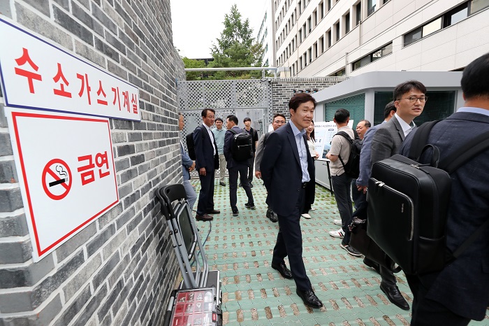 지난달 30일 산업통상자원부가 수소 산업의 상시적 규제혁신을 추진하기 위한 ‘수소산업 규제혁신 민관협의체’를 출범하고 민관협의체 위원들이 서울시청 서소문청사 수소충전소를 방문했다. (사진/뉴시스)