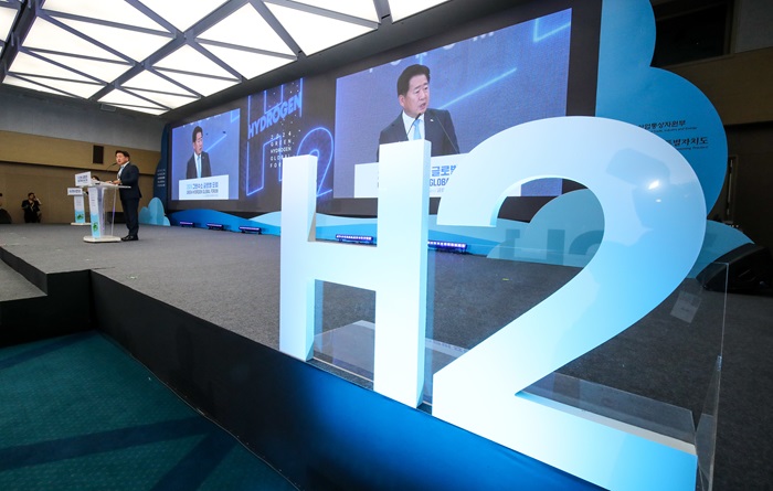 지난 17일 오영훈 제주지사가 서귀포시 제주국제컨벤션센터(ICC)에서 열린 '2024 그린수소 글로벌 포럼 WITH 글로벌 분산에너지 포럼' 개회식에서 개회사를 하고 있다. (사진/뉴시스)