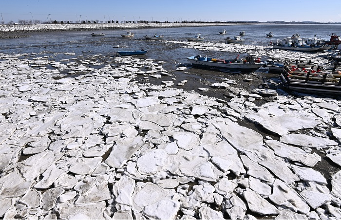 ▲지난해 1월 북극발 최강한파로 경기도 화성시 매향리 포구 바닷가에 얼음이 얼어 배들이 묶여 있다. (사진/뉴시스)