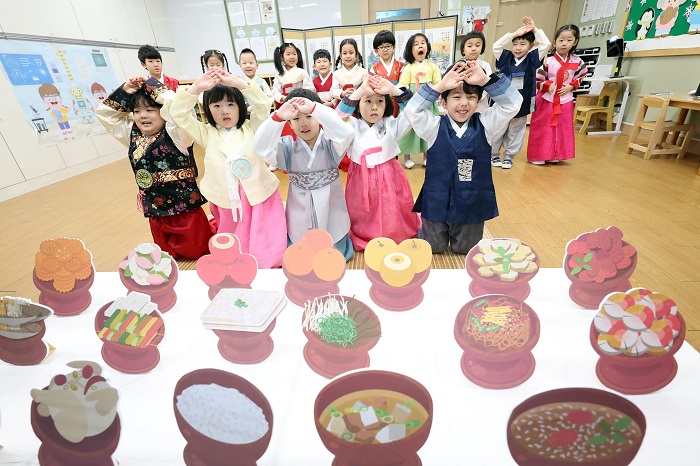 ▲설을 앞두고 지난 23일 부산 부산진구청 어린이집에서 원생들이 한복을 곱게 차려입고 차례 지낼 때 절하는 법을 배우고 있다. (사진/뉴시스)