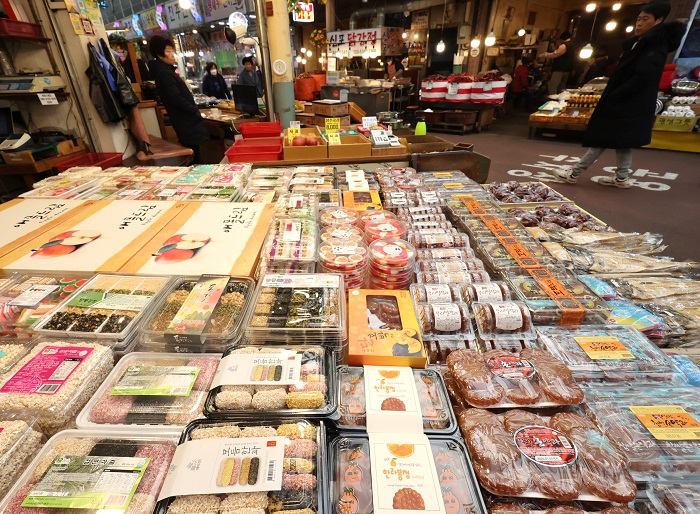 ▲설 연휴를 사흘 앞둔 지난 22일 오후 인천 남동구 모래내시장에서 시민들이 장을 보고 있다. (사진/뉴시스)