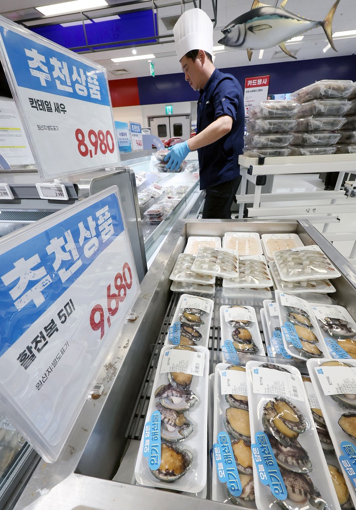 ▲'대한민국 수산대전-여름휴가 특별전'이 시작된 28일 서울의 한 대형마트에서 직원이 수산물을 진열하고 있다. 해양수산부는 여름휴가철 수산물 소비를 촉진하기 위해 다음 달 21일까지 3주간 마트와 온라인몰 등에서 국산 수산물을 구매할 때 구매 금액의 최대 50%를 할인받을 수 있는 '대한민국 수산대전-여름휴가 특별전'을 진행한다. (사진/뉴시스)