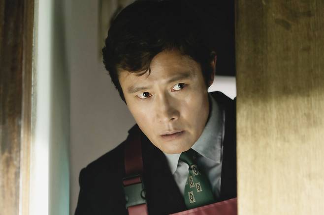 제30회 부산국제영화제(BIFF), 개막작, 박찬욱 감독의 '어쩔수가없다' 스틸컷, 주인공 만수 역에 이병헌, 부산영화제 제공