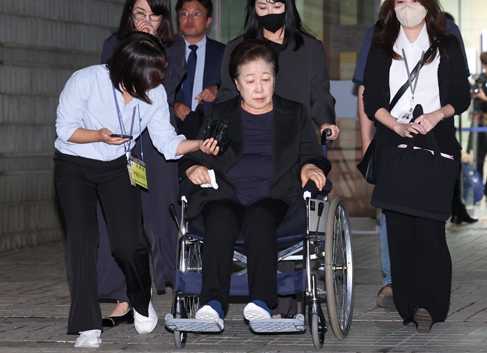 청탁금지법과 정치자금법 위반 등 혐의를 받는 한학자 통일교 총재가 22일 오후 서울 서초구 서울중앙지방법원에서 열린 영장실질심사(구속 전 피의자 심문)을 마친 뒤 법정을 나서고 있다. (사진/뉴시스)