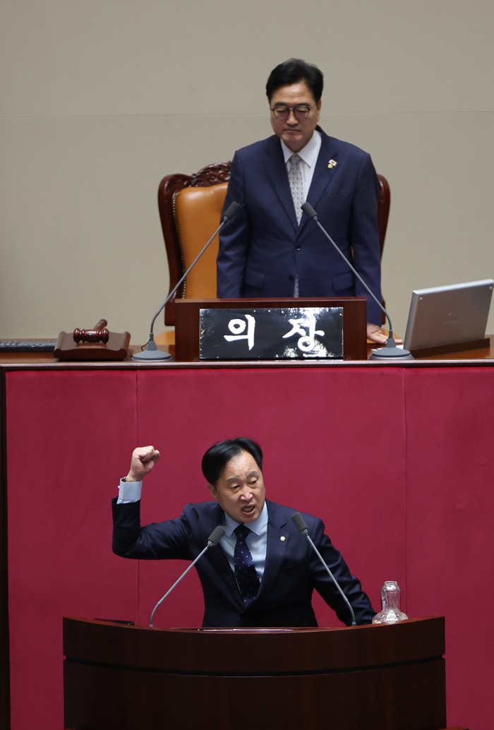 김준혁 더불어민주당 의원이 28일 오전 서울 여의도 국회에서 열린 본회의에서 국회법 일부개정법률안(위원회안)에 대한 찬성 무제한토론(필리버스터)을 하고 있다. (사진/뉴시스)