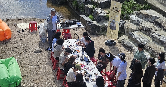 ▲덕성여대 정문 앞 우이천변에서 진행된 〈2025 돌탑제 : 우이의 우리를 엮다〉 현장. 학생과 지역주민들이 함께 어우러지며 예술로 ‘우리’를 엮는 시간을 가졌다.