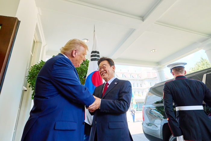 지난 8월 이재명 대통령과 도널드 트럼프 미국 대통령이 미국 워싱턴DC 백악관에서 한미 정상회담에 앞서 인사를 나누는 모습. (사진/뉴시스)