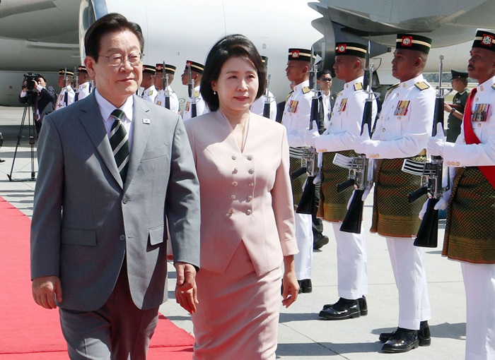 아세안 정상회의에 참석하는 이재명 대통령과 김혜경 여사가 26일(현지 시간) 말레이시아 쿠알라룸푸르 국제공항에 도착해 이동하고 있다. (사진/뉴시스)