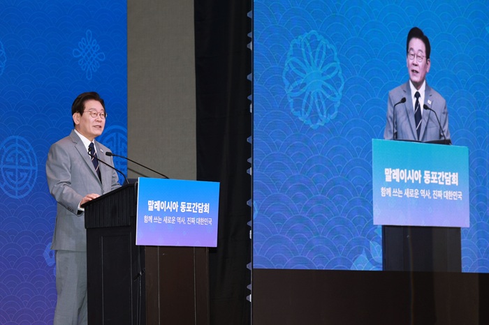 이재명 대통령이 26일(현지 시간) 말레이시아 쿠알라룸푸르 한 호텔에서 열린 동포 간담회에서 인사말을 하고 있다. (사진/뉴시스)