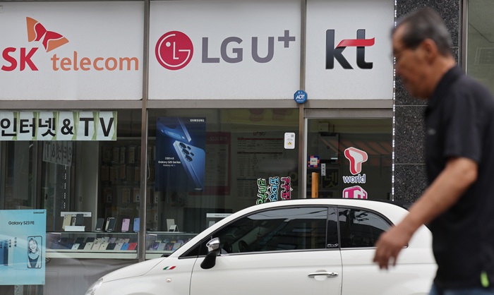 서울 서대문구의 한 휴대전화 판매점에 이동통신 3사 로고가 붙어 있다. (사진/뉴시스)