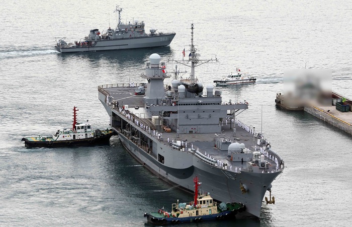 지난 9월 25일 미국 해군 제7함대사령부 상륙지휘함인 '블루릿지'(LCC-19·1만9600t)가 부산 남구 해군작전사령부 부산작전기지에 입항하고 있다. 길이 194m, 폭 33m 규모에 승조원 1400여 명인 블루릿지함은 핵추진 항공모함인 로널드 레이건함(CVN-76)과 핵잠수함 10여척, 이지스 구축함 및 순양함 20여척, 항공기 300여 대를 지휘한다. (사진/뉴시스)