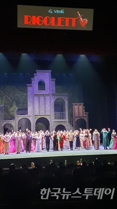 10월31일 오후8시, 예술의전당 오페라하우스,  솔오페라단, 리골레토 공연, 커튼콜장면. 한국뉴스투데이