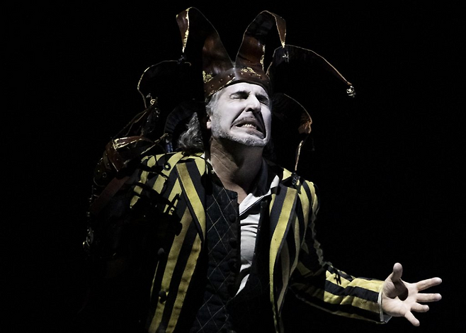 솔오페라단 '리골레토'공연의 타이틀롤 역을 맡은 알베르토 가잘레의 리골레토 열연 장면, 솔오페라단 제공