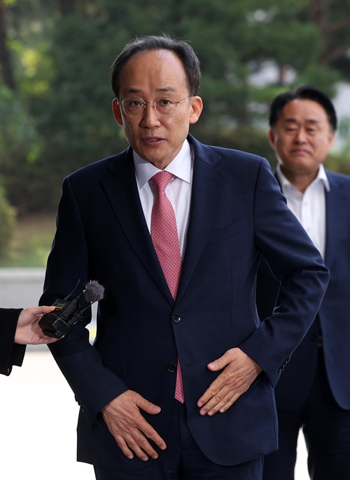 추경호 국민의힘 의원이 10월 30일 서울 서초구 서울고등검찰청에 위치한 조은석 내란특검에서 진행되는 1차 피의자 소환조사에 출석하고 있다. (사진/뉴시스)