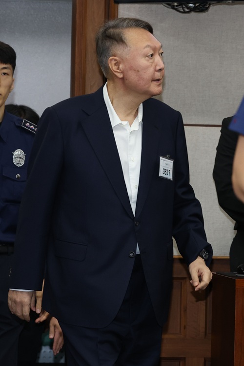 윤석열 전 대통령이 지난 9월 26일 서울 서초구 서울중앙지법에서 열린 특수공무집행방해, 직권남용 권리행사방해 등 혐의 사건 첫 공판에 출석하고 있다. (사진/뉴시스)