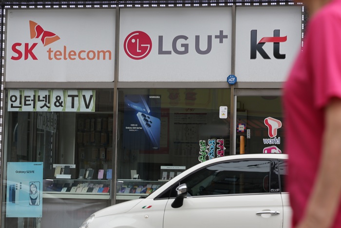 서울 서대문구의 한 휴대전화 판매점에 이동통신 3사 로고가 붙어 있다. (사진/뉴시스)