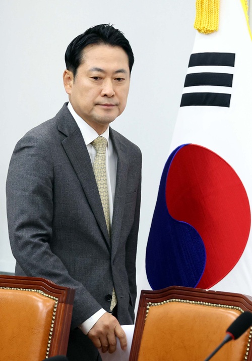 장동혁 국민의힘 대표가 6일 오전 서울 여의도 국회에서 열린 최고위원회의에 참석하고 있다. (사진/뉴시스)