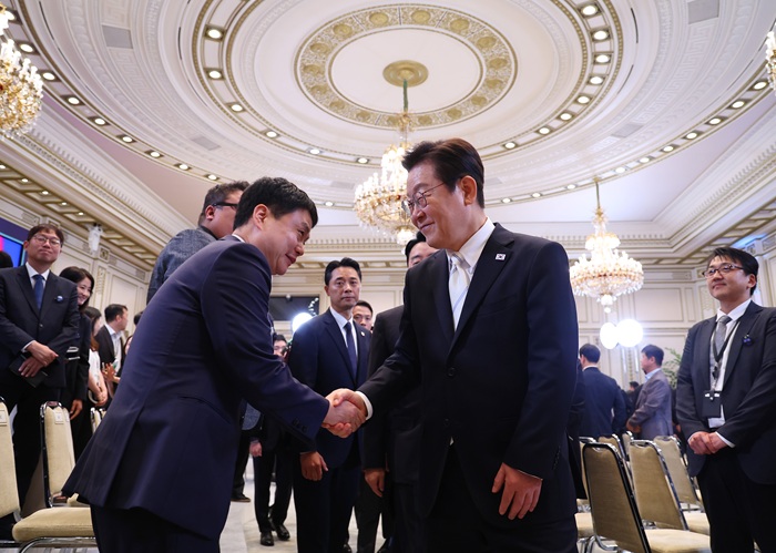 지난 9월 11일 이재명 대통령이 청와대 영빈관에서 열린 취임 100일 기자회견 '회복을 위한 100일, 미래를 위한 성장'을 마치고 취재진과 인사를 하는 모습. (사진/뉴시스)