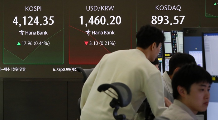 코스피가 전 거래일(4106.39)보다 8.95포인트(0.22%) 하락한 4097.44에 개장한 12일 오전 서울 중구 하나은행 딜링룸 전광판에 지수가 표시 되고 있다. 코스닥 지수는 전 거래일(884.27)보다 6.72포인트(0.76%) 오른 890.99에 거래를 시작했다. 원·달러 환율은 전 거래일 주간거래 종가(1463.3원)보다 2.3원 내린 1461.0원에 출발했다. (사진/뉴시스)