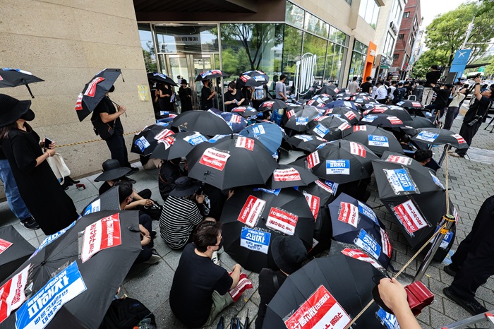 지난해 8월 13일 서울 강남구 티몬 구사옥에서 티몬, 위메프 연합 피해자들이 검은 우산 시위를 하고 있다. (사진/뉴시스)
