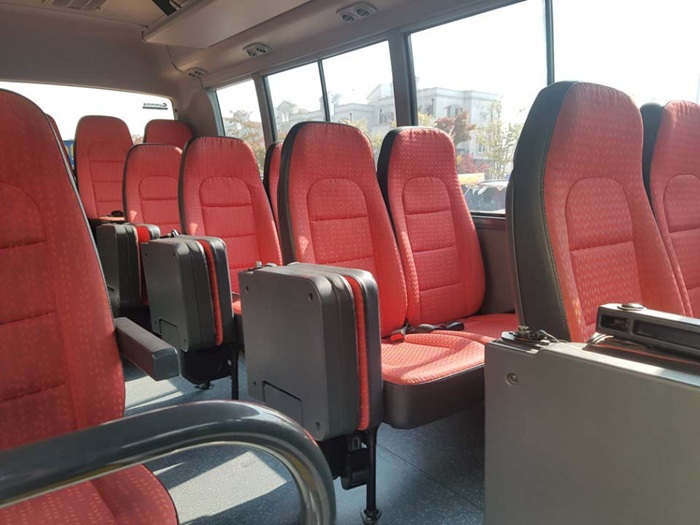 사진은 불법 튜닝 차량으로 어린이운송용 차량을 주말에 관광버스 사용목적으로 접이식 의자를 설치한 모습. (사진/뉴시스)