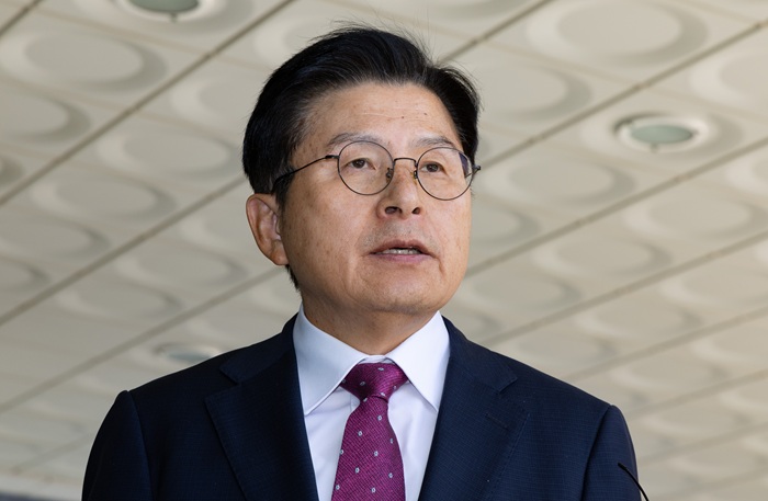 내란 선전·선동 혐의로 체포된 황교안 전 국무총리가 12일 오전 서울 서초구 서울고등검찰청에 마련된 내란 특검 사무실에 도착해 입장을 밝히고 있다. (사진/뉴시스)