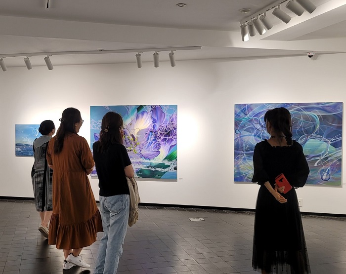 조로사 작가의 작품을 감상하는 관객들