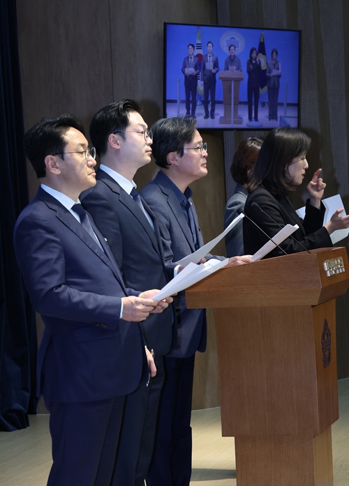 천준호 더불어민주당 오세훈 시정실패 정상화 TF 단장을 비롯한 의원들이 17일 서울 여의도 국회 소통관에서 한강버스 멈춤 사고와 관련해 오세훈 서울시장을 규탄하는 기자회견을 하고 있다. (사진/뉴시스)