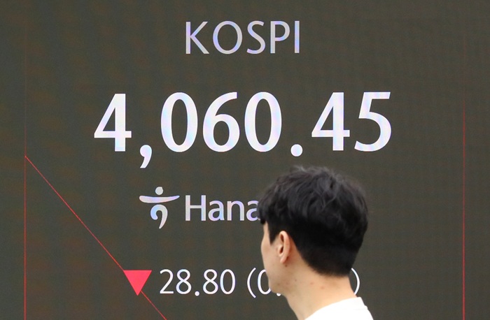 코스피가 전 거래일(4089.25)보다 44.78포인트(1.10%) 하락한 4044.47에 개장한 18일 오전 서울 중구 하나은행 딜링룸 전광판에 지수가 표시 되고 있다. 코스닥 지수는 전 거래일(902.67)보다 3.05포인트(0.34%) 내린 899.62에 거래를 시작했다. 원·달러 환율은 전 거래일 주간거래 종가(1458.0원)보다 5.0원 오른 1463.0원에 출발했다. (사진/뉴시스)