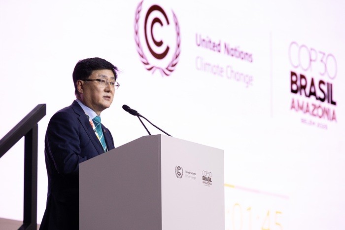 김성환 기후에너지환경부 장관이 지난 17일(현지시간) 브라질 벨렝에서 열리고 있는 제30차 유엔기후변화협약당사국총회(COP30)에 참석해 2035 NDC 목표에 대하여 고위급 국가발언을 하고 있다.  (사진/뉴시스)