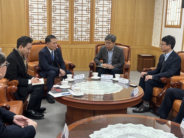 ▲이종화 수협중앙회 수산경제연구원장(왼쪽 세 번째)이 20일 농협중앙회에서 열린 농어촌분야 연구협력을 위한 기관·단체 정보교류 간담회에서 이욱 농협중앙회 미래전략연구소장(오른쪽 두 번째)과 협력 방안을 논의하고 있다.