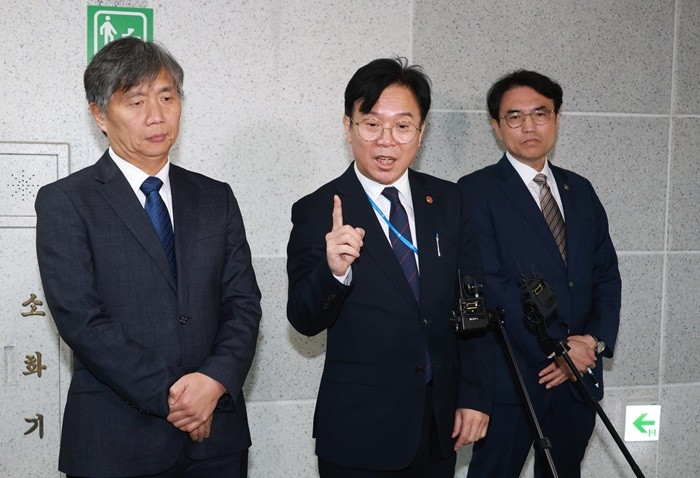 영훈 고용노동부 장관이 4일 서울 여의도 국회 의원회관에서 열린 더불어민주당 기후에너지환경위원과의 당정 협의 후 기자들에게 현안에 대해 입장을 밝히고 있다. (사진/뉴시스)