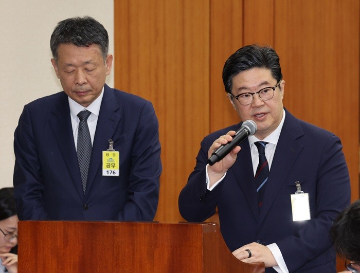 김병주 MBK파트너스 회장이 지난 10월 14일 오후 서울 여의도 국회에서 열린 정무위원회 국정감사에서 의원 질의에 답변하고 있다. 왼쪽은 김광일 홈플러스 대표이사. (사진/뉴시스)