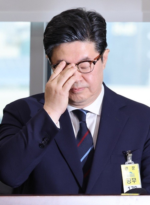 김병주 MBK파트너스 회장이 정무위원회 국정감사에서 안경을 고쳐쓰고 있다. (사진/뉴시스)