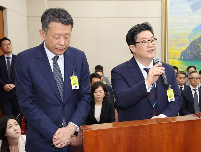 국감에 모습을 나타낸 김광일 홈플러스 대표이사와 김병주 MBK파트너스 회장. (사진/뉴시스)