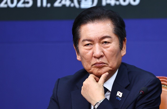 정청래 더불어민주당 대표가 24일 오후 서울 여의도 국회에서 열린 민주당 국방안보특별위원회 출범식 및 제1차 회의에서 생각에 잠겨 있다.  (사진/뉴시스)