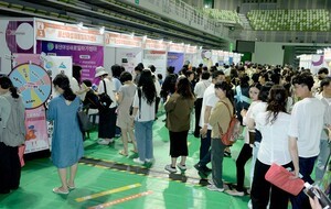 기혼 여성 고용률 64.3% '사상 최고'...경력 단절 여성 최저